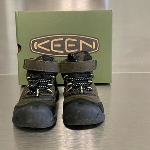 VGUC Keen toddler size 9 hiking boots.